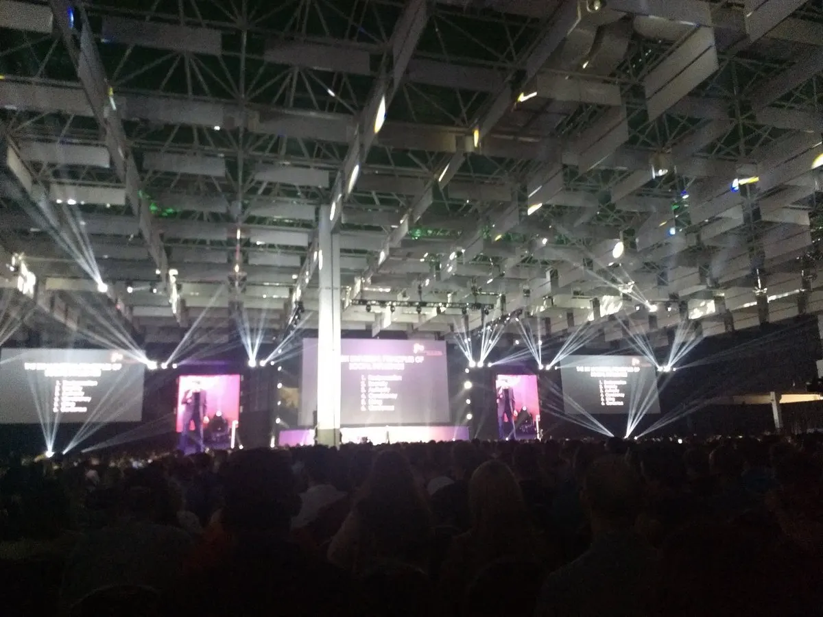 Dr. Robert Cialdini delivering a keynote to an arena audience in Brazil
