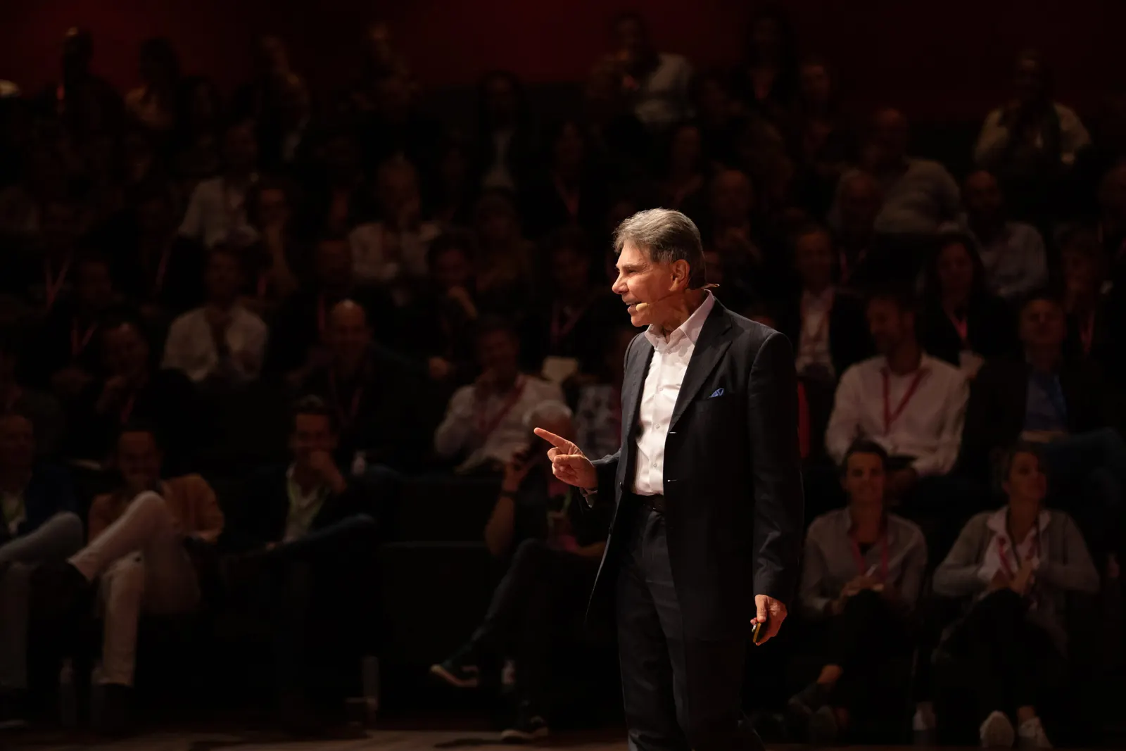 Dr. Robert Cialdini speaking in front of a packed auditorium at Psychologie van het Overtuigen
